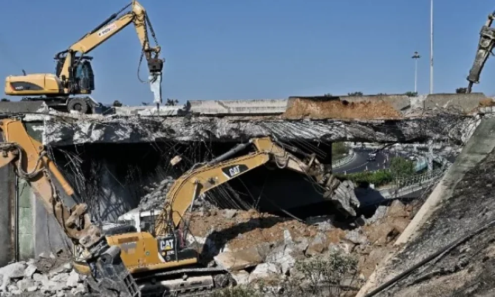 Πραγματοποιήθηκε η κατεδάφιση της γέφυρας στην παλαιά Αθηνών Κορίνθου- Παραδίδεται μία λωρίδα κυκλοφορίας